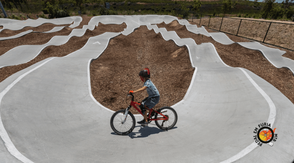 Esporte em família: 5 tipos de aventura no fim de semana passeio para andar de bicicleta em família no bike park