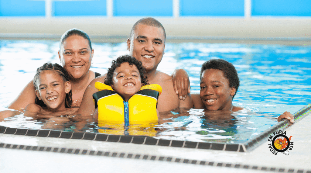 Esporte em família: 5 tipos de aventura no fim de semana Família praticando esportes aquáticos ao ar livre