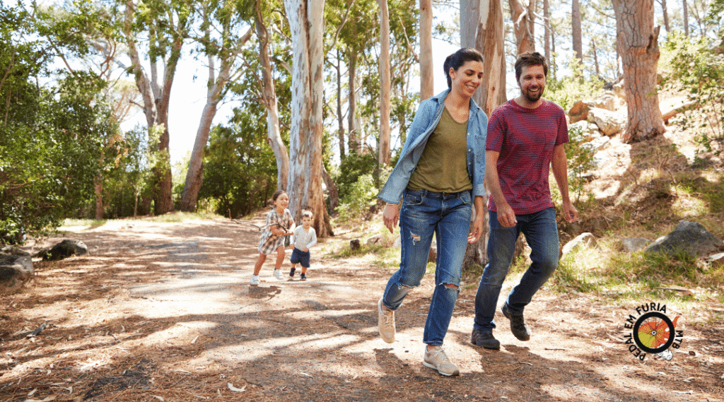 Esporte em família: 5 tipos de aventura no fim de semana caminhada ecológica em família na natureza